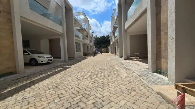 5 Bedroom Villa For Sale In Lavington, Convent Dr — photo 1