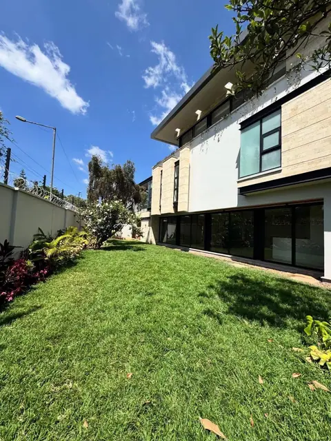 5 Bedroom Townhouse For Sale In Kyuna, Westlands — photo 1