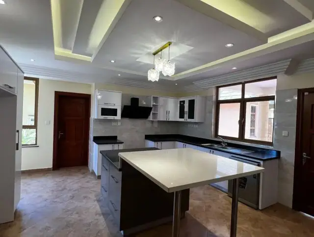 Luxurious 5 Bedroom Townhouse For Sale In Karen, Nairobi 5 Minutes Drive From The Hub Mall — photo 2